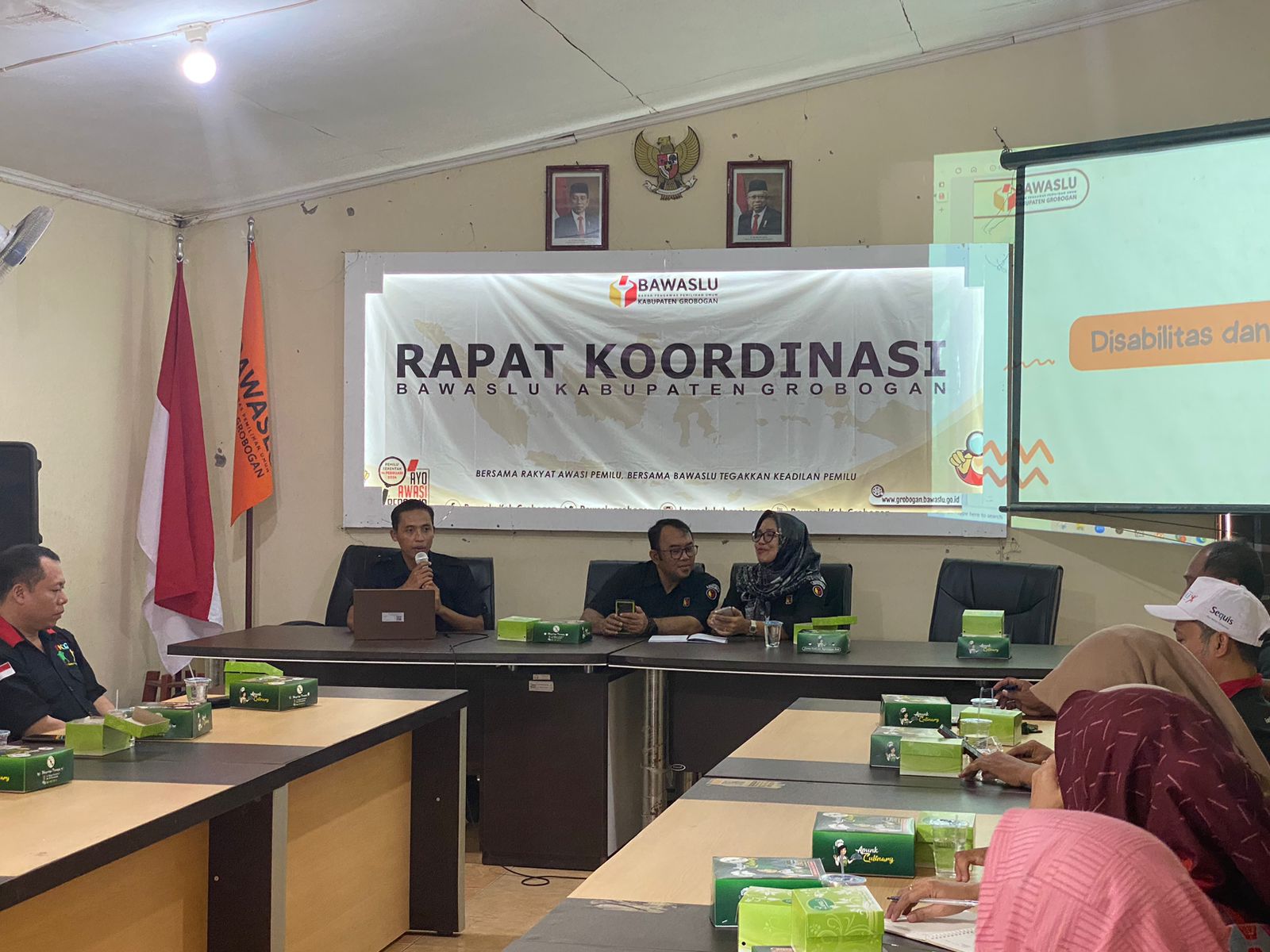 Amal Nur ngazis saat (anggota) saat memaparkan materi kepada pemilih disabilitas